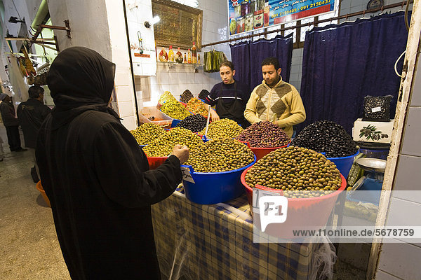 Olivenhändler auf dem Gemüsemarkt in Tripolis  Libyen  Afrika