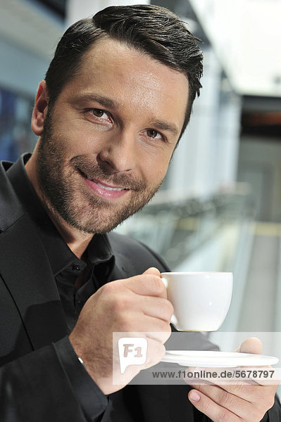 Junger Mann mit Tasse Kaffee