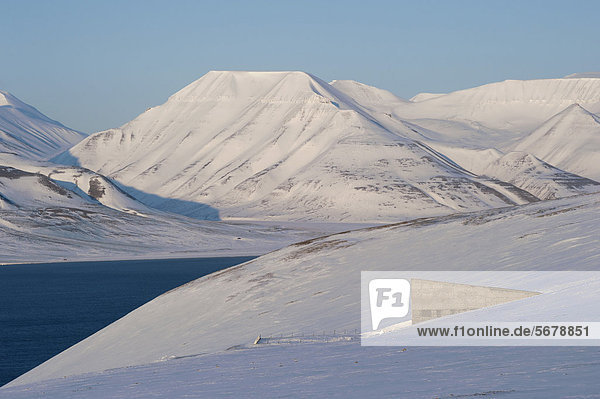 Der Eingang zum Svalbard Global Seed Vault  zu deutsch Weltweiter Saatgut-Tresor auf Spitzbergen vor der Kulisse des Adventfjorden  Longyearbyen  Spitzbergen  Svalbard  Norwegen  Europa