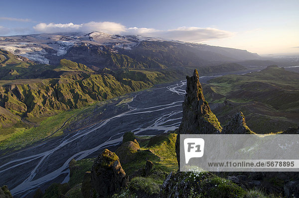 Blick vom beliebten Ausflugsberg Valahn_kur auf den Fluss Kross· und den Gletscher und Vulkan Eyjafjallajökull  _Ûrsmörk  Thorsmörk  Südisland  Island  Europa