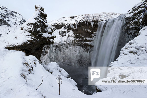 Der Wasserfall SkÛgafoss im Winter  SkÛgar  Südisland  Island  Europa