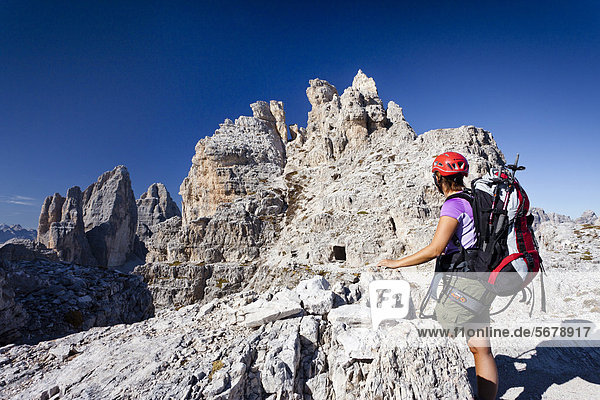 Kletterer beim Aufstieg zum Paternkofel  hinten die Drei Zinnen  Hochpustertal  Sexten  Dolomiten  Südtirol  Italien  Europa
