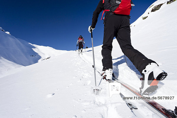 Skitourengeher beim Aufstieg zur Seeberspitz im Pflerschtal oberhalb von Innerpflersch  Südtirol  Italien  Europa