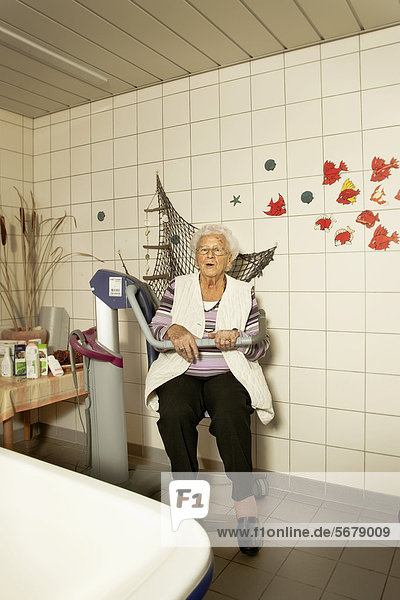Seniorin auf Badewannenlift  Heilbehelf