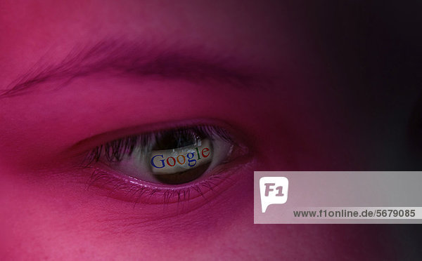 Schriftzug Google spiegelt sich in einem Auge  Symbolbild