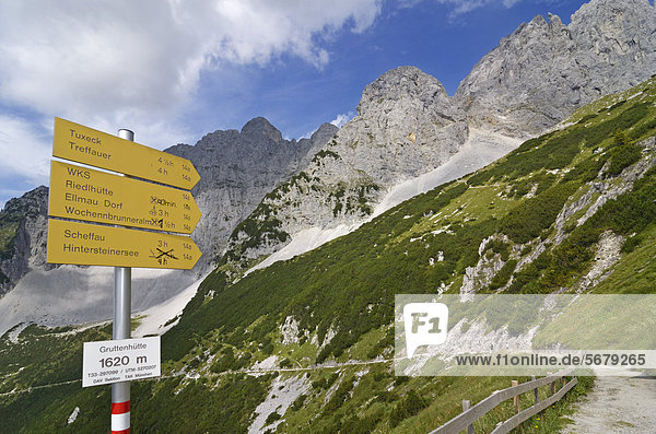 Signpost on the hiking path connecting Gruttenhuette mountain lodge and Ellmauer Halt  Wilder Kaiser mountain  Tyrol  Austria  Europe