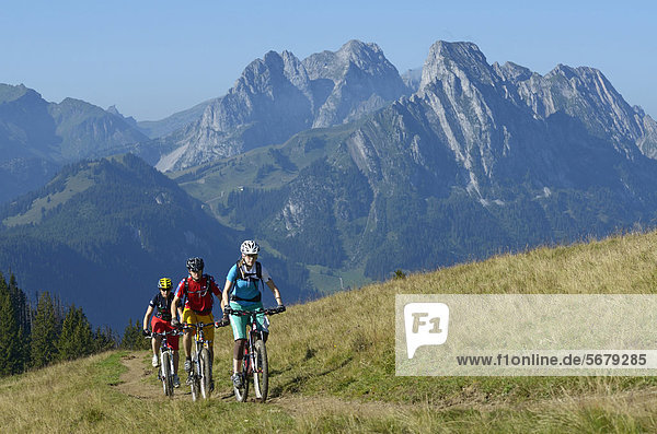 Mountainbiker bei der Auffahrt zum Mittelberg  Hugeligrat  Saanen  Gstaad  Saanenland  Berner Oberland  Schweiz  Europa