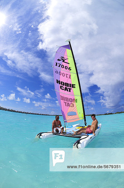 Urlauber auf Katamaran  Saint Regis Bora Bora Resort  Bora Bora  Inseln unter dem Wind  Gesellschaftsinseln  Französisch-Polynesien  Pazifischer Ozean