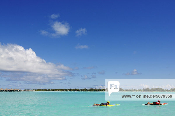 Urlauber entspannen auf dem Wasser  Saint Regis Bora Bora Resort  Bora Bora  Inseln unter dem Wind  Gesellschaftsinseln  Französisch-Polynesien  Pazifischer Ozean