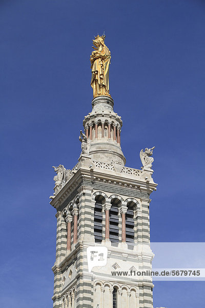 Turm der Kirche Notre Dame de la Garde mit vergoldeter Statue der Jungfrau mit dem Kind von EugËne Lequesne  Marseille  DÈpartement Bouches du RhÙne  RÈgion Provence Alpes CÙte d'Azur  Frankreich  Europa