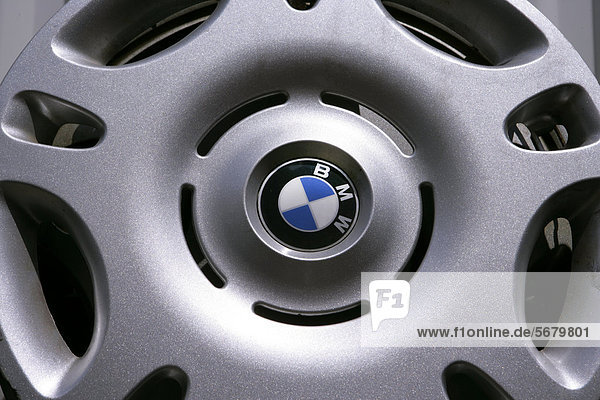BMW Logo auf silberner Felge
