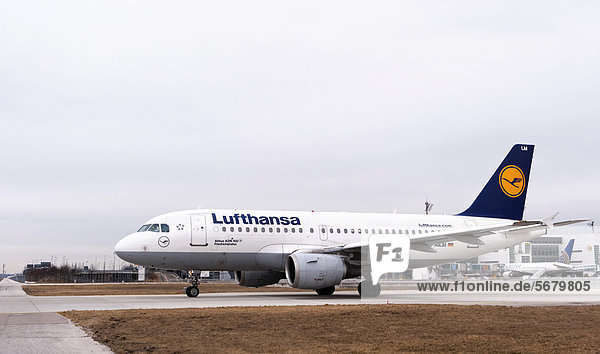 Eine Lufthansa-Maschine des Typs Airbus A319-100 mit dem Namen Friedrichshafen rollt zur Startbahn auf dem Flughafen München  Bayern  Deutschland  Europa