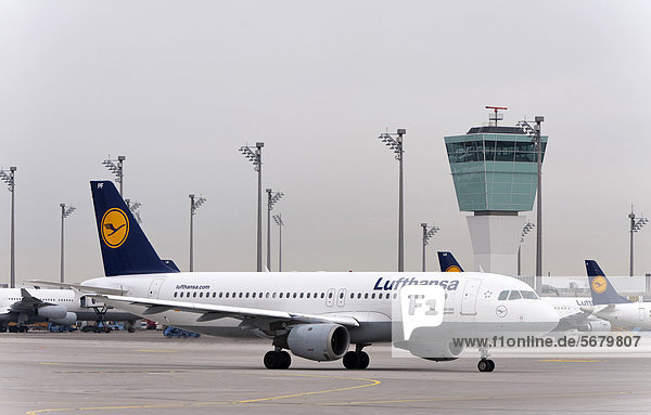 Eine Lufthansa-Maschine des Typs Airbus A320-200 mit dem Namen Deggendorf rollt zur Startbahn auf dem Flughafen München  Bayern  Deutschland  Europa