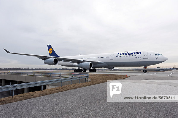 Eine Lufthansa-Maschine des Typs Airbus A340-300 mit dem Namen Castrop-Rauxel rollt nach der Landung zum Terminal auf dem Flughafen München  Bayern  Deutschland  Europa