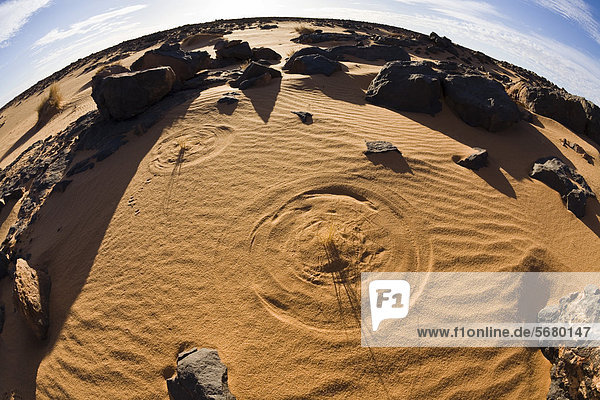 Grashalme Zeichnen Kreise In Den Sand Steinwuste Schwarze Wuste Libyen Afrika