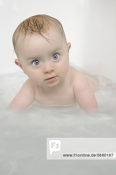 Weibliches Baby badet