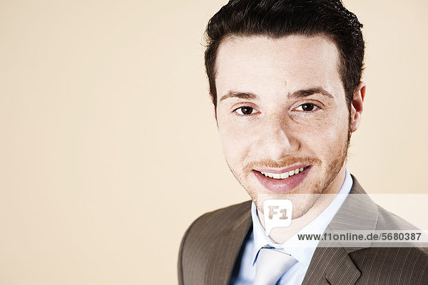 Young man smiling in camera  portrait
