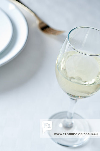 Glas Weißwein auf dem Tisch