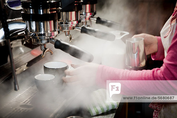 Barista macht einen Milchkaffee