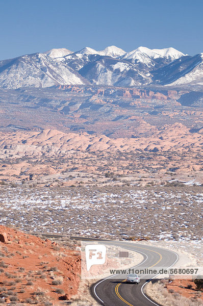 Auto auf der Autobahn in der Wüste Arches National Park Utah USA