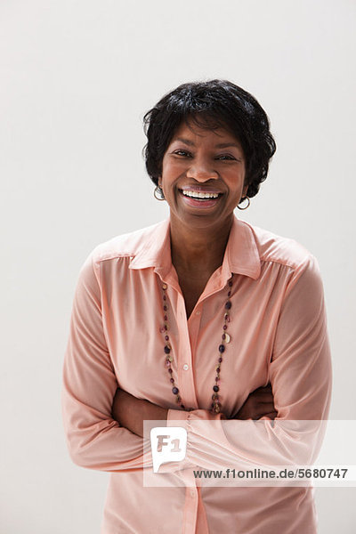 Porträt einer lächelnden Afroamerikanerin  Studioaufnahme