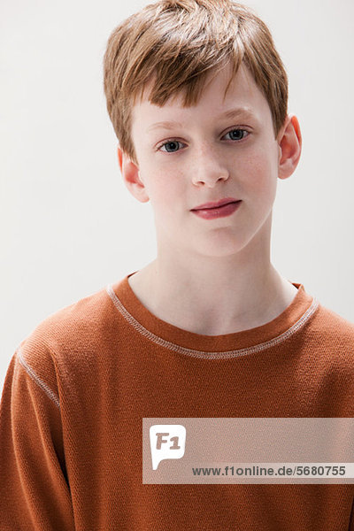 Portrait des Jungen in braunem Pullover  Studioaufnahme