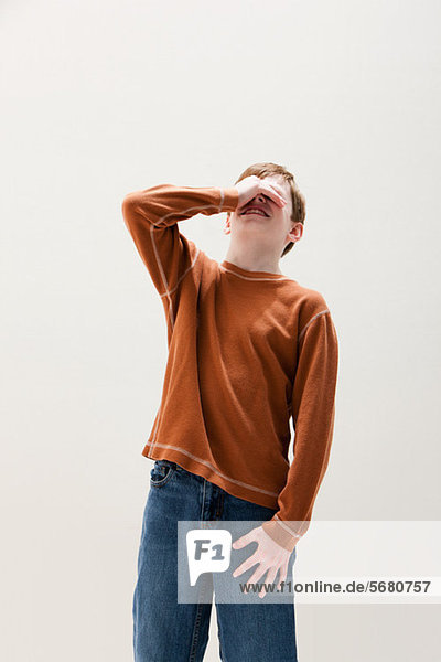 Junge in braunem Pullover mit Augen  Studioaufnahme