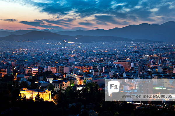Stadtbild bei Nacht  Athen  Griechenland