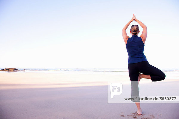 Frau macht Yoga am Strand  Playa Grande  Santa Cruz  Costa Rica