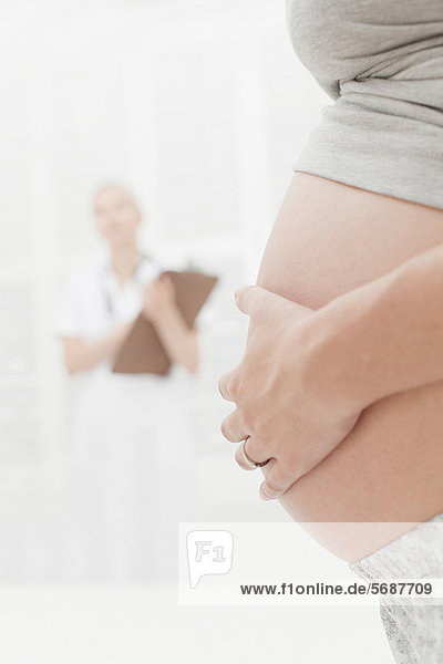 Nahaufnahme der schwangeren Frau mit dem Bauch