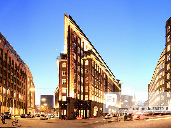 Beleuchtete Gebäude in Hamburg bei Nacht