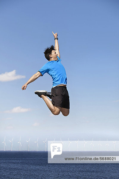 Windturbine Windrad Windräder Mann Fröhlichkeit über springen