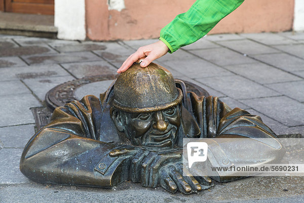 Der Glotzer  Cumil  Statue in der Altstadt von Bratislava  Pressburg  Slowakische Republik  Europa