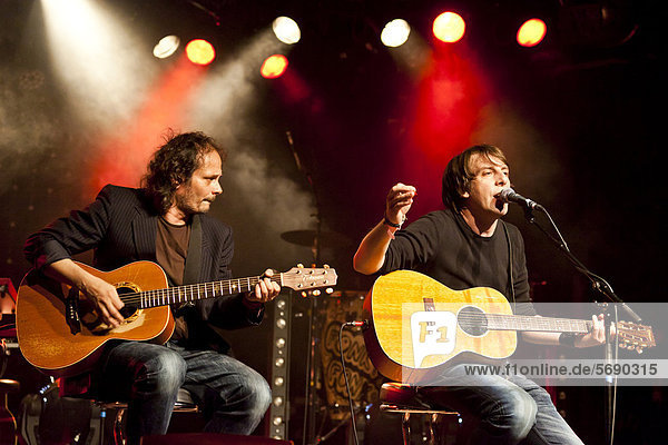 Gitarrist Jean-Pierre von Dach und der Schweizer Singer und Songwriter Manuel Albertin alias Nuel  live in der Schüür  Luzern  Schweiz  Europa