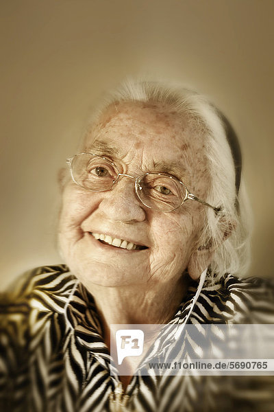 Lächelnde alte Frau  Porträt