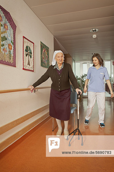 Alte Frau mit Physiotherapeutin  4-Punkt-Gehstock