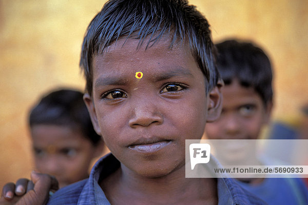 Junge  Portrait  gelbes Bindi auf der Stirn  Karaikudi  Tamil Nadu  Südindien  Indien  Asien