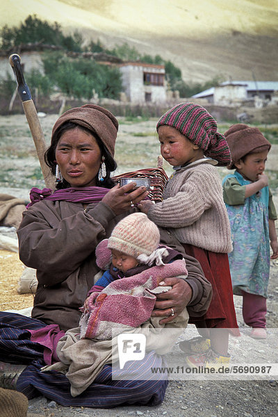 Zanskari-Frau und Kinder  bei Zangla  Zanskar  Ladakh  Jammu und Kaschmir  Nordindien  Indien  indischer Himalaya  Asien