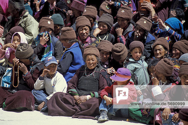 Zuschauer  tibetisches Klosterfest  Sani  bei Padum  Zanskar  Ladakh  Jammu und Kaschmir  indischer Himalaya  Nordindien  Indien  Asien