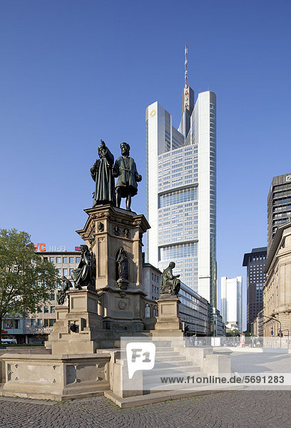 Commerzbank-Turm  Johannes-Gutenberg-Denkmal  Goetheplatz  Frankfurt am Main  Hessen  Deutschland  Europa  PublicGround