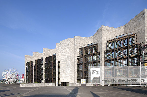 Rathaus  Stadtverwaltung  Architekt Arne Jacobsen  Mainz  Rheinland-Pfalz  Deutschland  Europa  ÖffentlicherGrund
