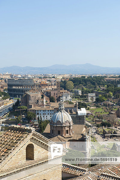 Nationaldenkmal für Viktor Emanuel II.  Monumento Vittorio Emanuele II  Blick vom Dach auf das Forum Romanum und das Kolosseum  antikes Rom  Latium  Italien  Südeuropa  Europa
