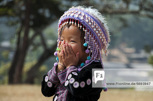 Traditionell gekleidetes Mädchen  Neujahrsfest  Hmong Bergstamm  ethnische Minderheit  Provinz Chiang Mai  Nordthailand  Thailand  Asien