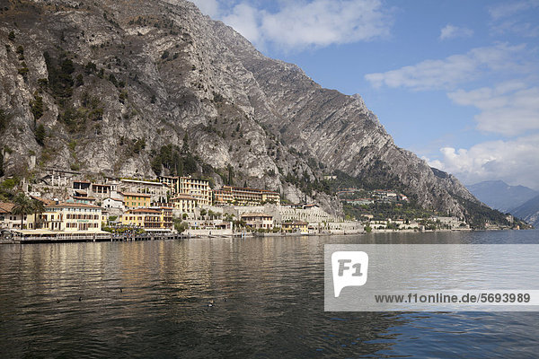 Ausblick auf den Ort  Limone sul Garda  Gardasee  Lombardei  Italien  Europa  ÖffentlicherGrund