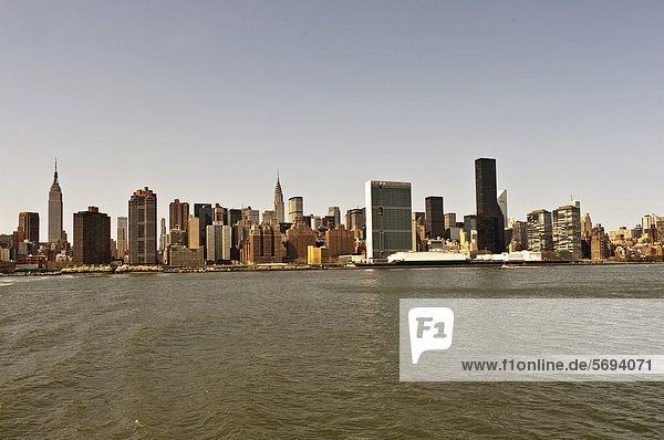 Vereinigte Staaten von Amerika USA New York City Osten Fluss Fähre Ansicht Manhattan