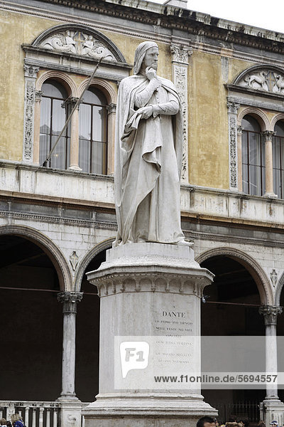 Piazza dei Signori mit Ratslaube und Dante-Alighieri-Statue  Verona  Region Venetien  Italien  Europa