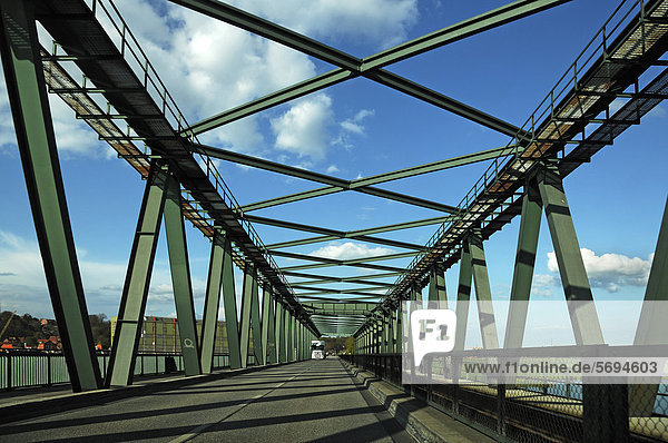 Eiserne Auto- und Eisenbahnbrücke über die Elbe  Lauenburg  Schleswig-Holstein  Deutschland  Europa