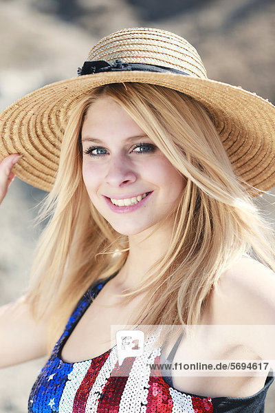 Junge Frau mit Strohhut Portrait