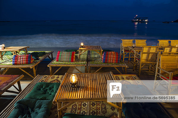 Tische  Sitzkissen und Stühle  Restaurant  Nachtaufnahme  Ao Wong Deuan  Insel Ko Samet oder Koh Samet  Golf von Thailand  Thailand  Asien