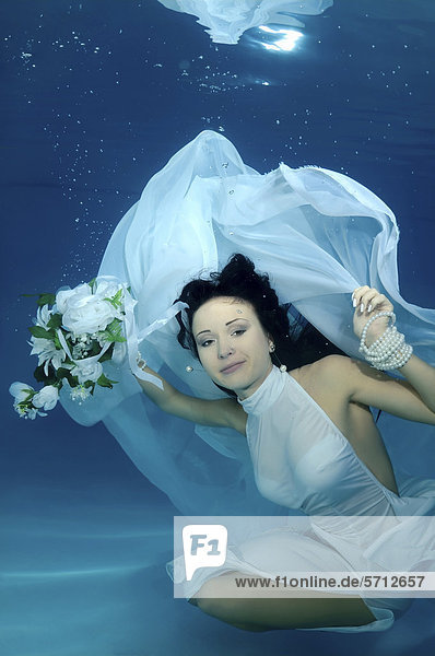 Braut  Unterwasser-Hochzeit in einem Pool  Odessa  Ukraine  Osteuropa